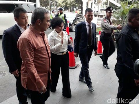 Diperiksa KPK, Artalyta Lempar Senyuman dan Lambaikan Tangan