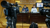 Juru Bicara MA Suhadi dan Kepala Biro Hukum dan Humas Mahkamah Agung Abdullah membacakan Maklumat MA di Jakarta, Rabu (13/9).