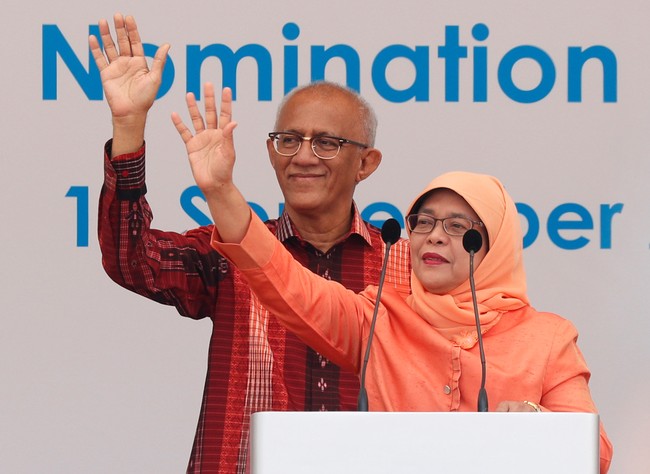 Blouse dan jilbab oranye dipilih Halimah Yacob untuk tampil di momen khususnya ini. Warna oranye melambangkan kehangatan, keceriaan dan kegembiraan. Foto: Reuters