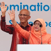 Blouse dan jilbab oranye dipilih Halimah Yacob untuk tampil di momen khususnya ini. Warna oranye melambangkan kehangatan, keceriaan dan kegembiraan. Foto: Reuters