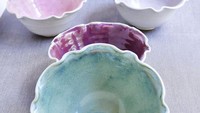 Penggemar warna pastel dan feminim cocok memakai mangkuk berlekuk dengan warna-warni di bagian dalam. Bisa untuk wadah camilan hingga makanan berkuah.Foto: Istimewa