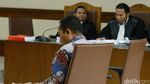 Bupati Buton Nonaktif Bacakan Pledoi