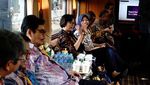 Gaya Serius Sri Mulyani Rapat dengan Eselon I di Kereta