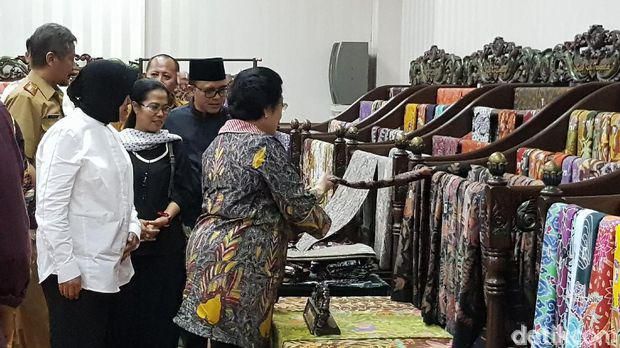 Megawati ditemani Risma dan Anas Belanja Batik/