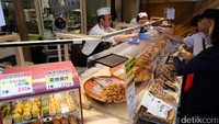Ikan dan seafood segar ini bisa dibeli untuk dimasak di rumah. Tapi para wisatawan kebanyakan memilih untuk makan di restoran yang menyajikan menu seafood di area pasar ini. Foto: Rachman Haryanto