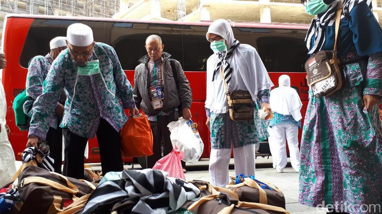Senyum Jemaah saat Diimbau Jangan Curi-curi Waktu untuk Belanja Senyum Jemaah saat Diimbau Jangan Curi-curi Waktu untuk Belanja