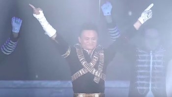 Dengan pakaian khas Raja Pop itu, Jack Ma tak canggung dalam menari dan bernyanyi layaknya sang legenda hidup di depan ribuan karyawannya. Foto: Screenshot YouTube