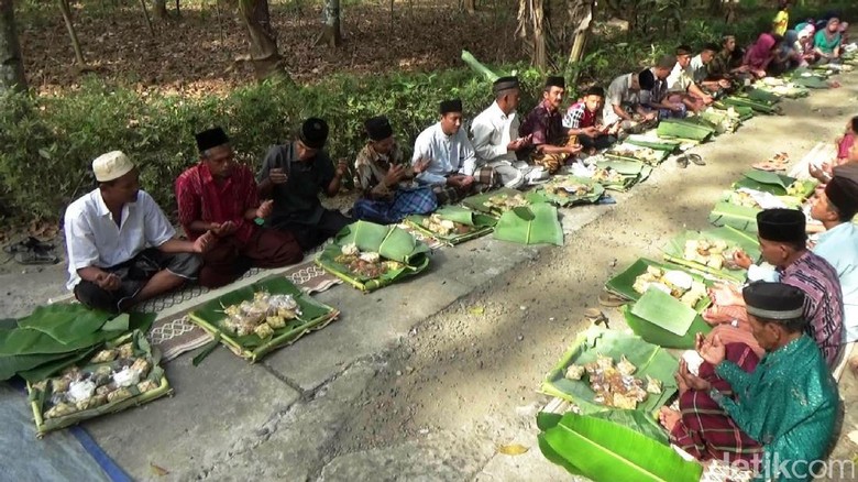 Warga Purworejo menggelar tradisi tahunan tolak bala (Rinto/detikTravel) Warga Purworejo menggelar tradisi tahunan tolak bala (Rinto/detikTravel)