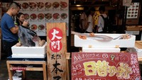 Karena dijadikan destinasi wisata, di pasar ini juga banyak wisatawan yang berpose di depan kios. Sayangnya suasana meriah seperti ini tak bisa lagi dirasakan di pasar Tsukiji.  Foto: Rachman Haryanto