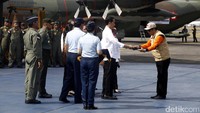 Jokowi secara simbolis melepas keberangkatan bantuan untuk Rohingya.