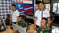 Pembuatan SIM ini diikuti 40 orang, yang terdiri dari 25 Prajruit dan 15 anggota Persit. Kegiatan ini dilakukan guna memberikan contoh kepada masyarakat bahwa aparat keamanan dan keluarganya juga taat dalam berlalu lintas dan dapat memberikan rasa aman dalam berkendaraan tanpa harus takut ditilang karena memiliki SIM. Dok. Penkostrad.