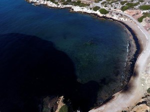 Waduh, Air Laut di Pulau Ini Berubah Hitam