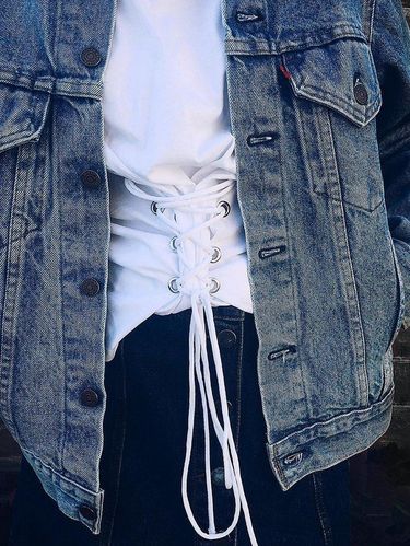 Detail lace-up pada koleksi Topshop,