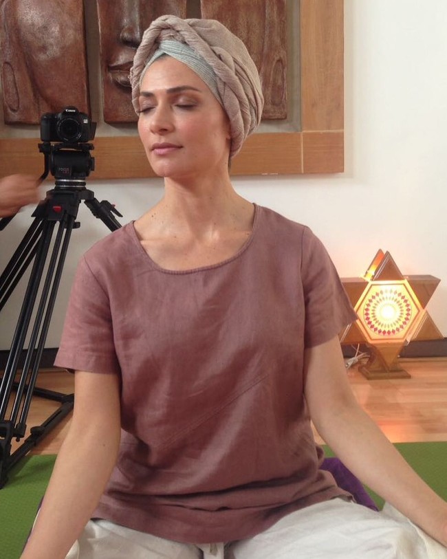 Untuk menjaga penampilan dan kesehatan tubuhnya, Ana juga melakukan olahraga. Salah satunya adalah yoga. Foto: Twitter