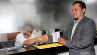 Dengan adanya pelaporan ini Fadli Zon mendapatkan peringatan atau kartu kuning menurut Boyamin.
