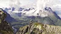 Orang-orang Norwegia pun sangat gemar berpetualang di alam. Itu membuat pikiran mereka kembali segar, bikin badan sehat dan berkenalan dengan teman-teman baru (Visit Norway)