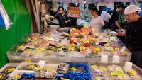 Yang tak boleh terlewat saat mengunjungi pasar ikan Tsukiji adalah belanja ikan dan seafood segar. Para nelayan di Jepang memasok hasil tangkapannya ke pasar ini. Kalau mau mendapat seafood segar, pastikan datang pagi hari. Foto: Rachman Haryanto