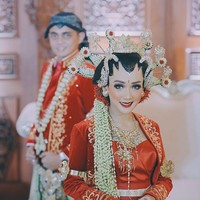 Proses pernikahan Aya dan Aldhi dilanjutkan Minggu (10/9/2017) dengan prosesi adat Panoragan hingga pesta rakyat yang digelar di Pringgitan, rumah dinas bupati Ponorogo. Foto: Dok. Instagram Rio Motret dan Lemotionphoto