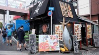 Di pasar Tsukiji luar banyak terdapat restoran dan rumah makan yang menyediakan banyak makanan olahan dari hasil tangkapan ikan yang masih segar-segar.