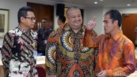 PT Kimia Farma segera menerbitkan surat utang jangka menengah atau medium term notes (MTN) senilai Rp 1 triliun. Pada triwulan 2017, Kimia Farma menerbitkan MTN tahap I sebesar Rp 400 miliar antara lain untuk pendanaan ekspansi usaha (CAPEX dan OPEX) serta refinancing beberapa utang yang tingkat bunga/kupon relatif lebih tinggi.