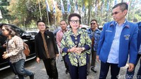 Basaria tiba di lokasi pukul 14.00 WIB di kantor DPP Demokrat, Jalan Proklamasi, Menteng, Jakarta Pusat. Sekjen Partai Demokrat Hinca Pandjaitan tampak menyambut Basaria.