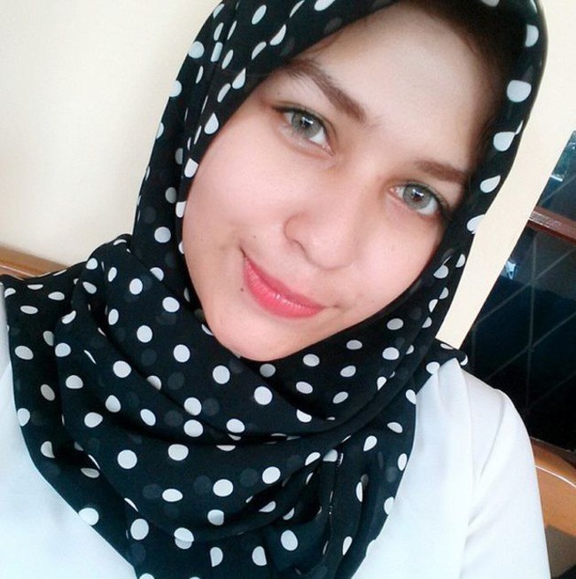 Mona Rizqia yang memiliki wajah rupawan khas wanita Timur Tengah ini merupakan keturunan dari pelawak Kadir. Foto: Instagram