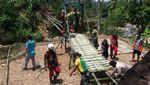 Kostrad Bangun Jembatan gantung di Garut