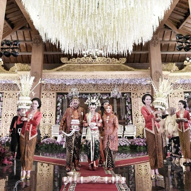 Rumah dinas bupati Ponorogo dihias dengan dekorasi khas Jawa. Tampak gebyok dan untaian kembang melati menjuntai di langit-langit rumah dinas Ipong Muchlissoni. Foto: Dok. Instagram Rio Motret dan Lemotionphoto