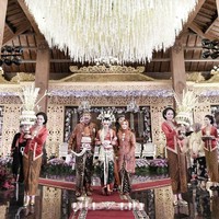 Rumah dinas bupati Ponorogo dihias dengan dekorasi khas Jawa. Tampak gebyok dan untaian kembang melati menjuntai di langit-langit rumah dinas Ipong Muchlissoni. Foto: Dok. Instagram Rio Motret dan Lemotionphoto