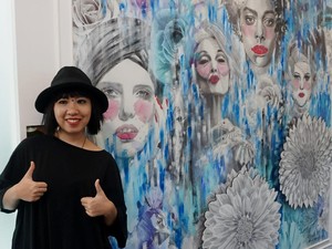 Unik! Monica Hapsari Bikin Mural di Klinik Kecantikan