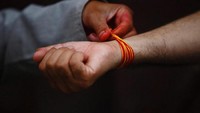 Mereka yang mengikuti festival ini akan diberikan gelang berwarna kuning, sebagai tanda perlindungan (Navesh Chitrakar/Reuters)