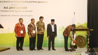 Jonan membuka acara secara simbolis dengan pemukulan gong.