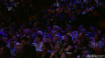 Apple tak hanya didirikan oleh Steve Jobs, namun juga Steve Wozniak, yang ikut hadir dalam acara peluncuran ini.