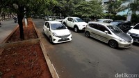 Sejumlah mobil parkir di bahu Jalan Raden Fatah.