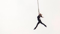 Erendira berakrobat dengan anggunnya. Aksi Erendira ini memecahkan rekor sebagai pemain akrobat tertinggi yang bergelantungan dengan giginya. Aksi ini dilakukan dari ketinggian sekitar 91,44 meter di atas air terjun Niagara (Mark Blinch/Reuters)