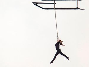 Foto: Bergelantungan Pakai Gigi di Helikopter, Gokil!