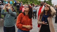 Di bawahnya, para penonton melihat aksi ini dengan takjub sekaligus cemas. Mereka takut sesuatu yang buruk menimpa Erendira (Mark Blinch/Reuters)