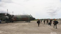 Berselang 20 menit kemudian, pesawat kedua dengan nomor lambung A-1335 mendarat (Foto: Agus Setyadi).