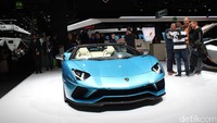 Jika biasanya Lamborghini Aventador S Roadster hadir dengan atap keras tertutup, kini justru dihadirkan versi telanjang alias atap terbuka.  Foto: AN Uyung Pramudiarja