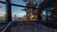 Tentu saja interior didominasi dengan kayu yang dapat menciptakan suasana nyaman dipadu jendela besar yang menawarkan lanskap yang indah termasuk Sungai Lule yang berkelok. Istimewa/Johan Jansson/Boredpanda.