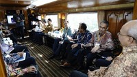 Rapat di dalam kereta menuju Bandung ini  dilakukan demi efisiensi waktu. (Dok. Facebook Sri Mulyani)