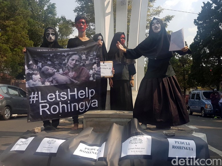 Berwajah Merah-Hitam, Pelajar Sukabumi Gelar Aksi Peduli Rohingya Berwajah Merah-Hitam, Pelajar Sukabumi Gelar Aksi Peduli Rohingya