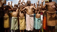 Umat Hindu akan berbondong-bondong berkumpul ke kuil, mandi untuk membersihkan diri (Navesh Chitrakar/Reuters)