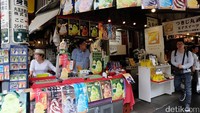 Bukan hanya olahan ikan dan seafood saja, banyak juga jajanan lain. Misalnya es krim lembut dengan berbagai pilihan rasa, taiyaki hingga aneka pastry dan buah segar. Foto: Rachman Haryanto