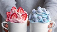 Smoothies yang disajikan dalam cangkir ini terbuat dari campuran pisang beku, strawberry dan diberi topping irisan buah. Nyam! Cocok untuk sarapan. Foto: Instagram naturally.jo