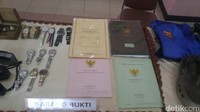 Sejumlah sertifikat tanah dan arloji yang dicuri oleh para pembunuh itu. Foto: Angling Adhitya Purbaya