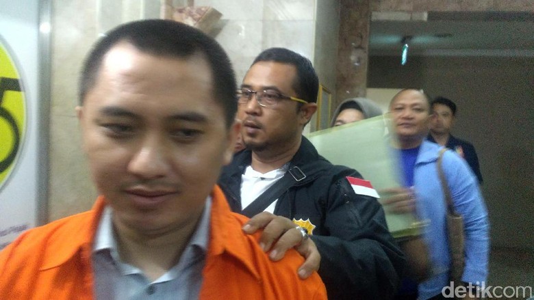 Tangan Diborgol, Bos First Travel: Nanti Saya Akan Bicara Tangan Diborgol, Bos First Travel: Nanti Saya Akan Bicara