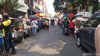 Suasana di depan SD terlihat ramai. Ada beberapa pedagang dan orang tua yang menjemput anaknya pulang.