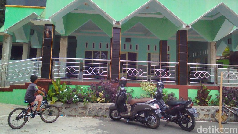 Zul Pernah Kirim Sumbangan Karpet dari Husni ke Masjid Kampungnya Zul Pernah Kirim Sumbangan Karpet dari Husni ke Masjid Kampungnya