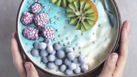 Nah, kalau ini namanya Aqua smoothies bowl yang terbuat dari pisang beku, matcha dan blue pea tea powder. Dengan hiasan blueberry, balckberry dan kiwi. Foto: Instagram naturally.jo